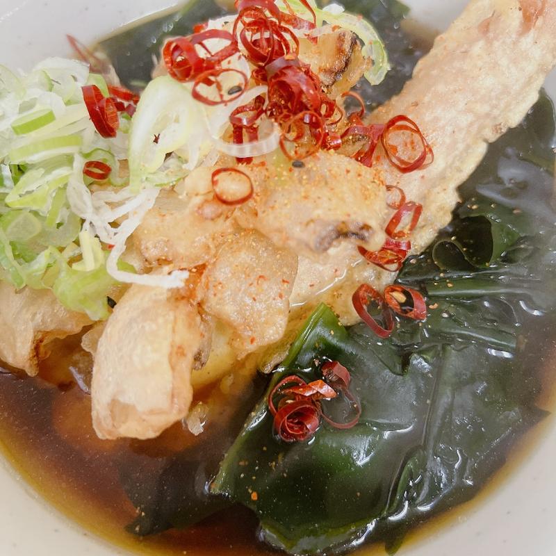 わかめそば(玉ねぎ天、ウインナー天)(一由そば )