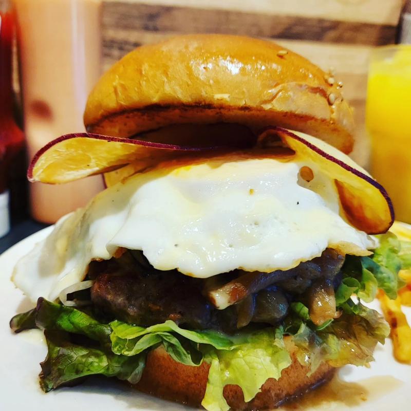 トリュフ薫る4種きのことベーコンの月見バーガー(3000日かけて完成した極上ハンバーガー本町靭公園店)