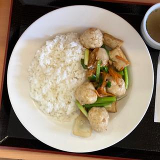 鳥つくね豆腐炒めライス(金山定食屋)