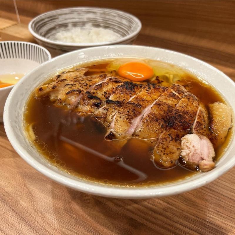 大山鶏吊るし焼きモモ肉炙り一枚乗せ 生玉子 TKG(日本橋 さか一)