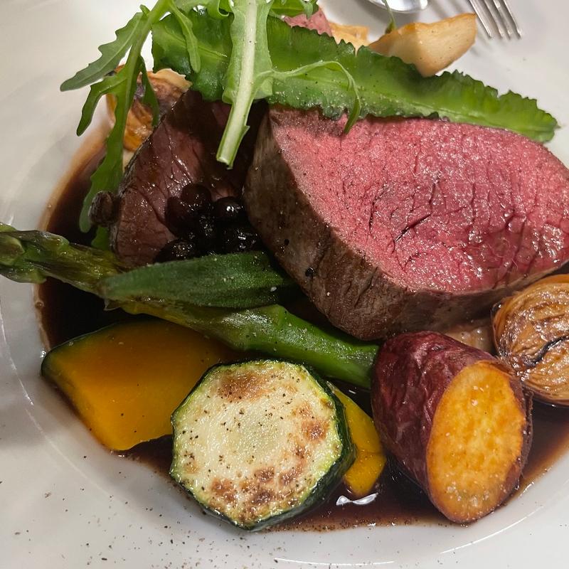 蝦夷鹿　内もも肉のロースト　ベリーのソース(ビストロ グルトン)