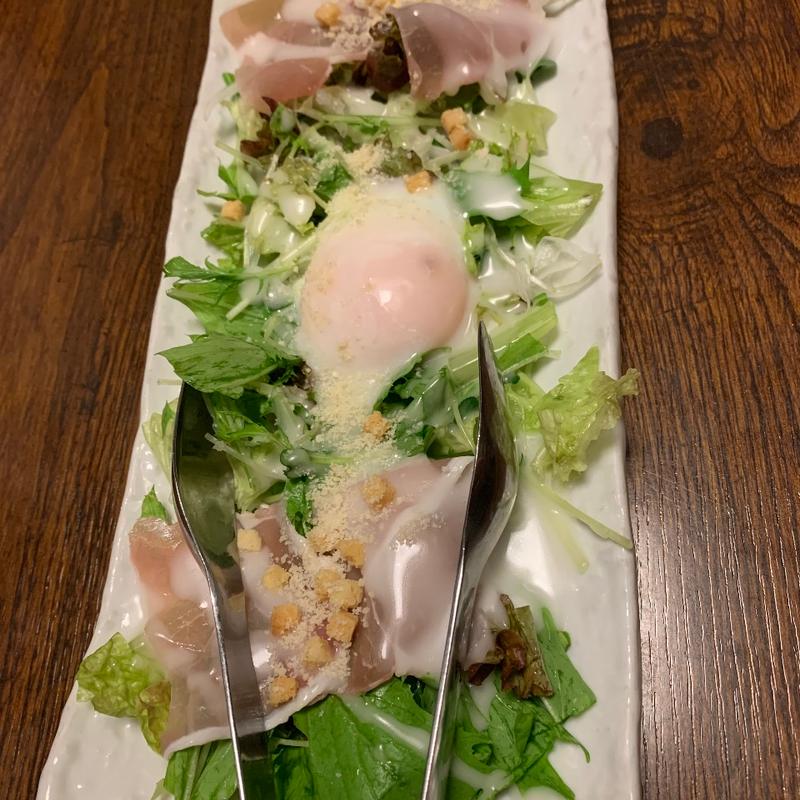 生ハムと温玉のシーザーサラダ(ぐんけい本店 隠蔵)