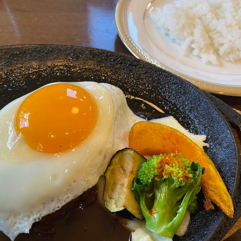 ハンバーグステーキ目玉焼き添え(菊水)