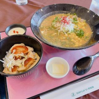 味噌ラーメンと焼豚丼(滋賀カントリー倶楽部レストラン )
