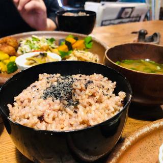 雑穀米ご飯と味噌汁_作楽定食