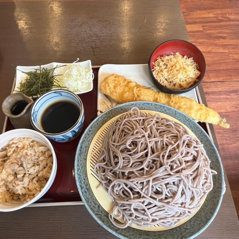 かやくごはんともりそばセットのそば特盛に大穴子の天ぷら(そば太鼓亭 高槻城東店)