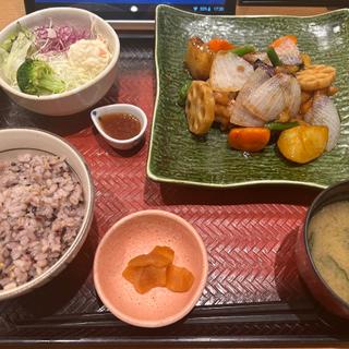 鶏と野菜の黒酢餡定食(大戸屋 越中島店)