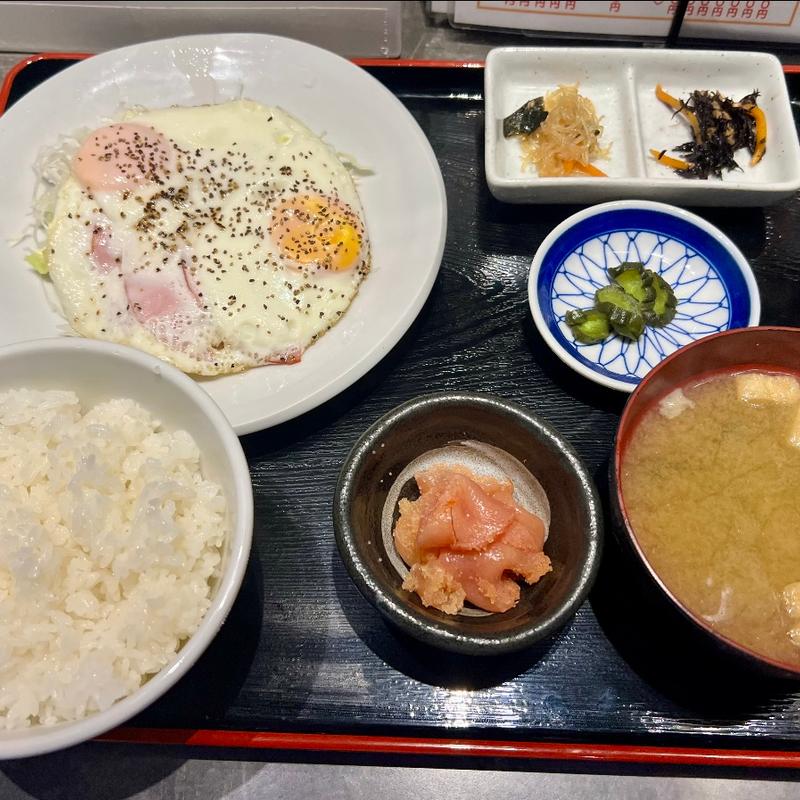 ハムエッグ定食(酒と飯　たまる食堂)