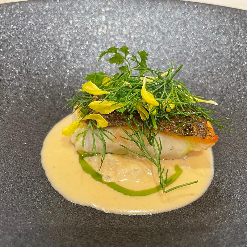 伊勢真鯛のポワレ ヴァンブランソース(ガーデンレストラン徳川園)
