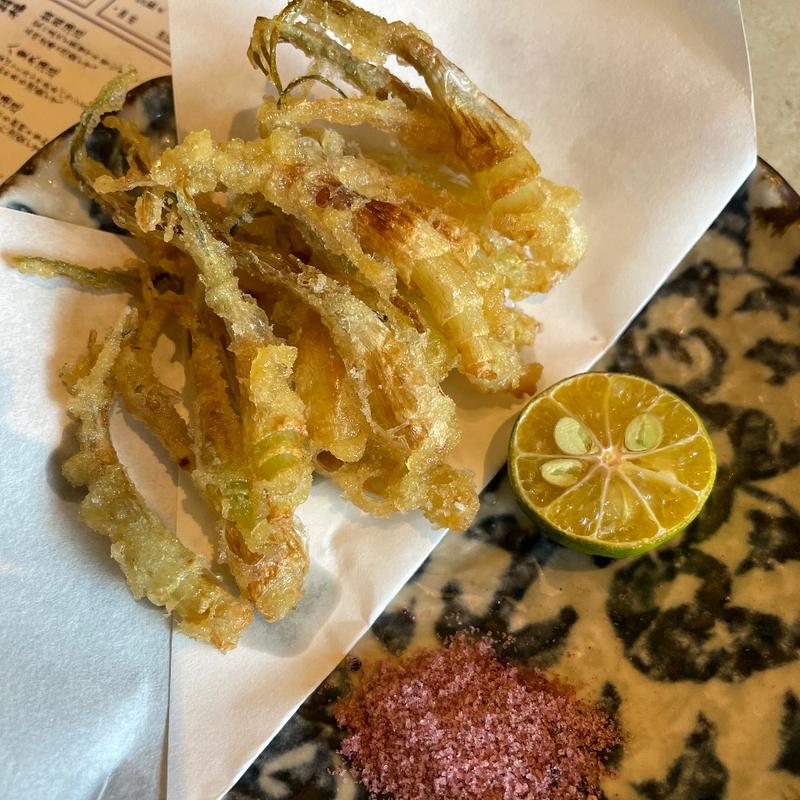 島らっきょう天ぷら(魚の肴と島料理 あじまー商店)