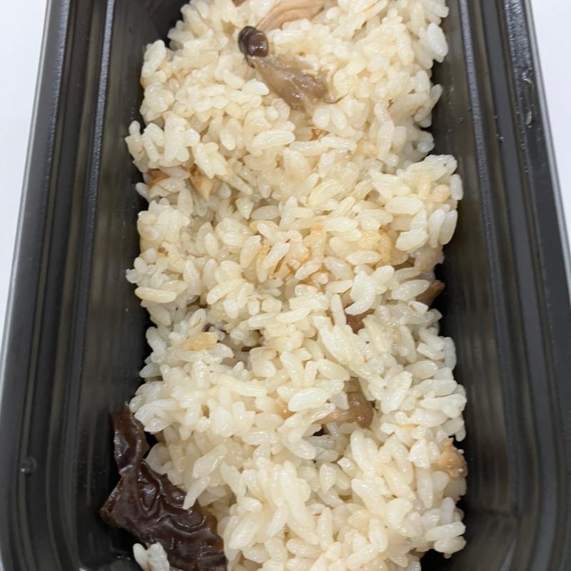 お魚と舞茸…キクラゲの炊き込みご飯(大地ノ青果店)