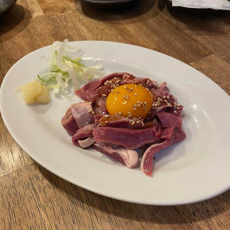 はつユッケ(名物やきとん　とみちゃん)