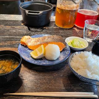 厚切り焼き鮭定食(東京キュートピープル 池尻大橋)