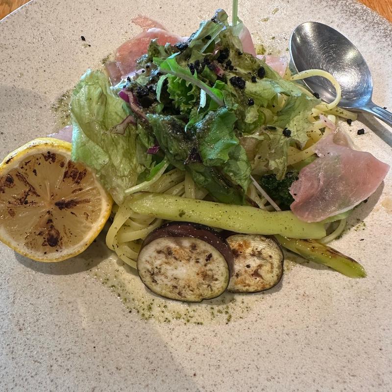 生ハムとグリル野菜のジェノベーゼ(LATTE GRAPHIC 町田店)