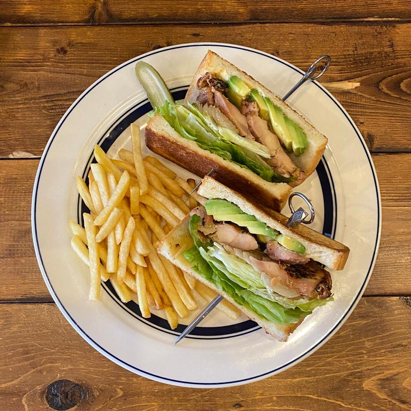 醤油麹グリルドチキン＆アボカドサンドイッチ(アンバープレイス)