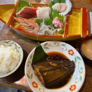 煮魚とさしみセット定食(味の食彩館(あじのしょくさいかん))