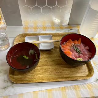 サーモンマグロ丼(まんまる食堂)