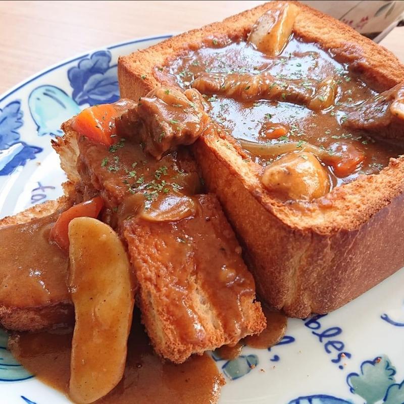 パンの器で食べるコクうまビーフシチュー(LUNA CAFE ORGANIC)