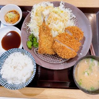 アジフライとロースカツ定食（豚汁）(あじフライ 神楽坂 さくら LECT店)