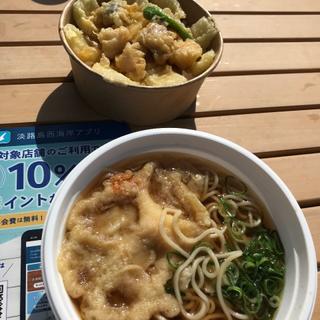 淡路島の玉ねぎとタコの天ぷら丼としまそばセット