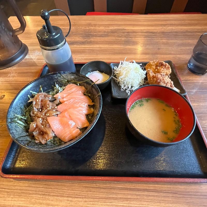 まぐろユッケとサーモン丼と唐揚げセット(マグロユッケ丼と定食 三崎屋)