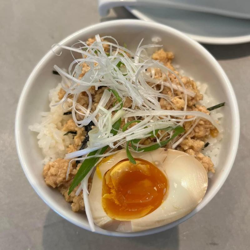 ミニ鶏コンフィそぼろ丼(中華そば 七八)