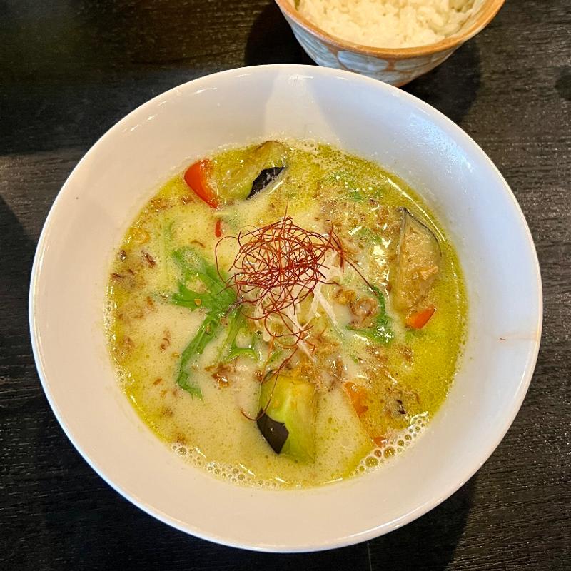 グリーンカレーヌードル(焼きとり お々田)