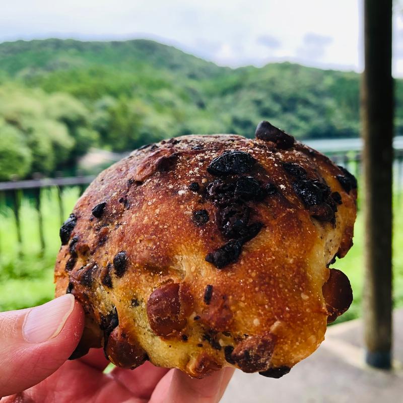 チョコとマカダミアナッツのリュスティック (Bakery Cafe Chanaan （ベーカリー カフェ カナン）)