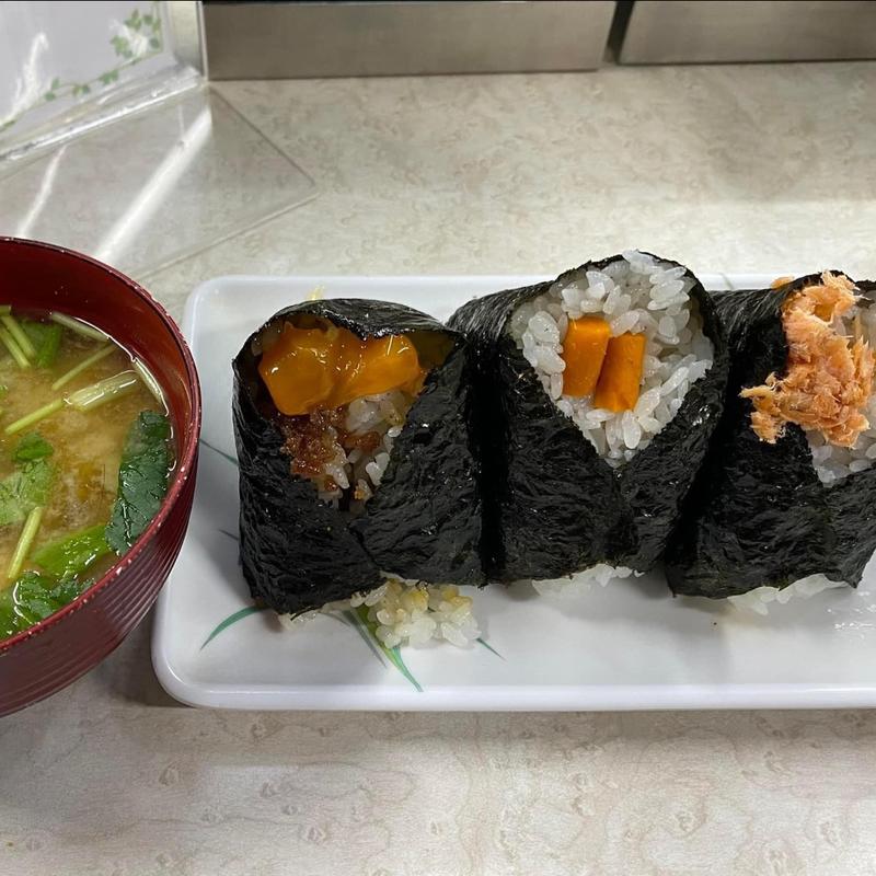卵黄肉そぼろ 山牛蒡 しゃけ なめこ味噌汁セット(おにぎり ぼんご 大塚本店)