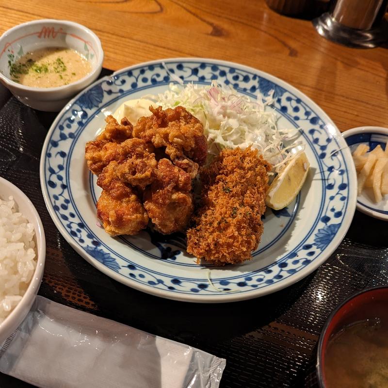 鶏の唐揚げと帆立のクリームコロッケ(巣立つ魚金 赤坂店)