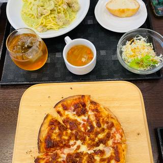 対馬地鶏と野菜のジェノベーゼ大盛り、トマトピザ(佐須街道 銀山)
