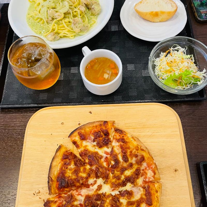 対馬地鶏と野菜のジェノベーゼ大盛り、トマトピザ(佐須街道 銀山)