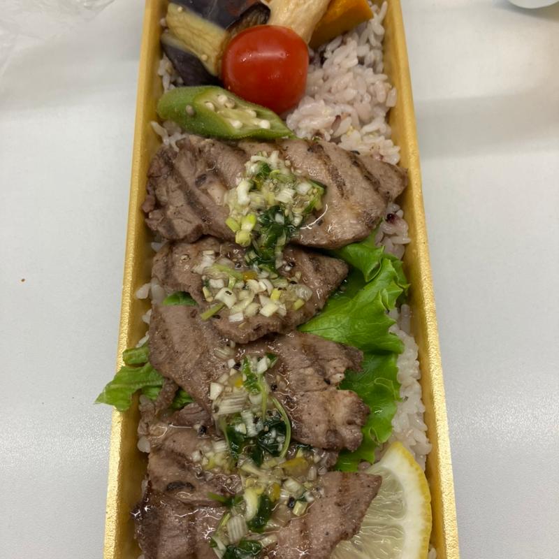 野菜と炙り牛タンのっけ弁当(大地ノ青果店)