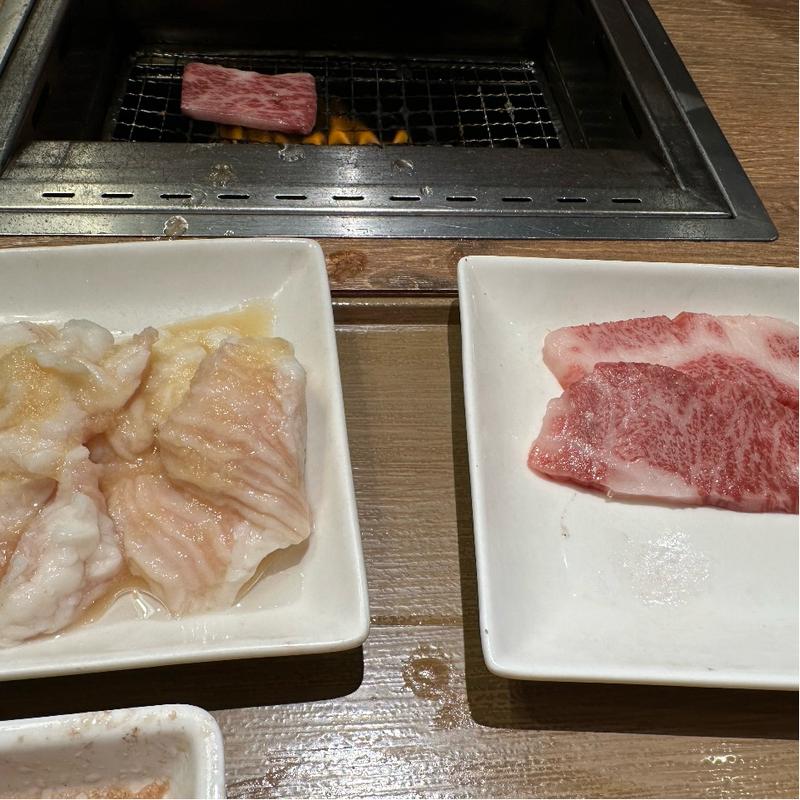 和牛カルビ、牛モツ(焼肉ライク 秋葉原中央通り店)