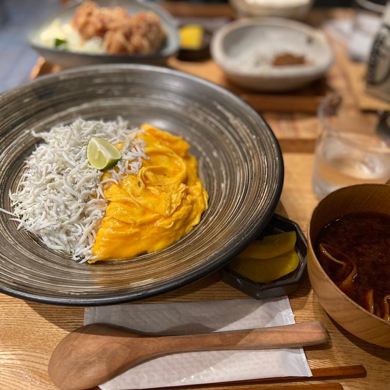 釜あげしらすのふわとろスクランブル丼(しらす食堂 じゃこ屋 七代目 山利)