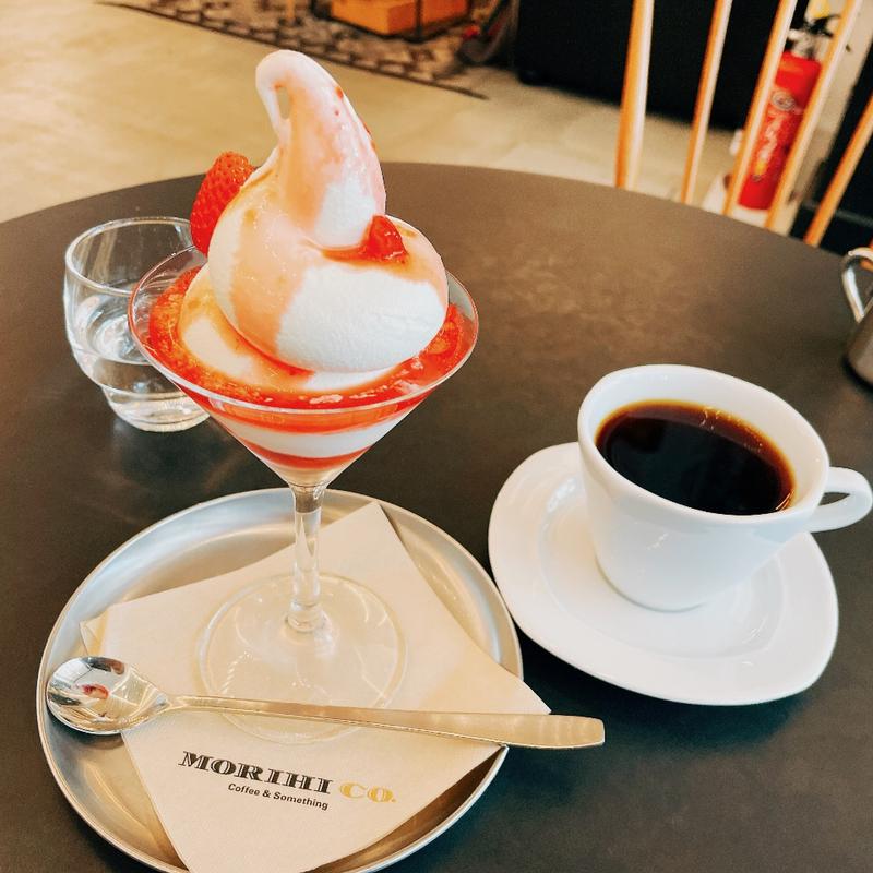 森彦さんの苺サンデーと浅モカ(MORIHICO.藝術劇場)