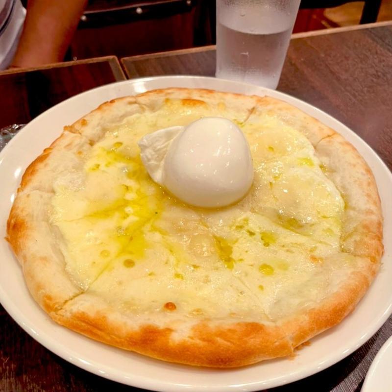 自家製チーズのクワトロピッツア+ブラータチーズのトッピング(花畑牧場ラクレット)