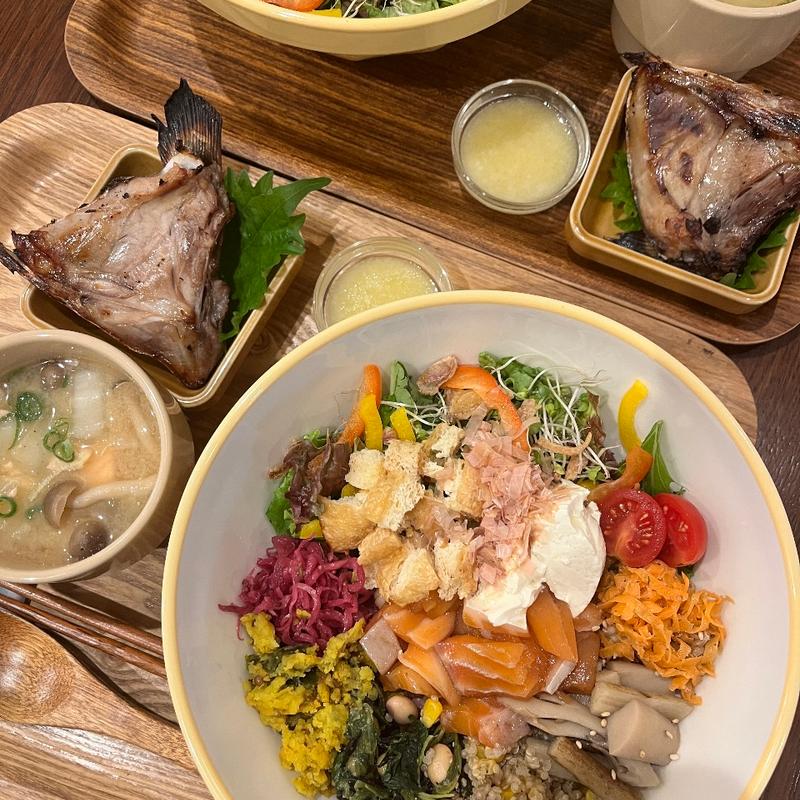 まごわやさしいサーモンボウル(Cafeクマとサーモンと)