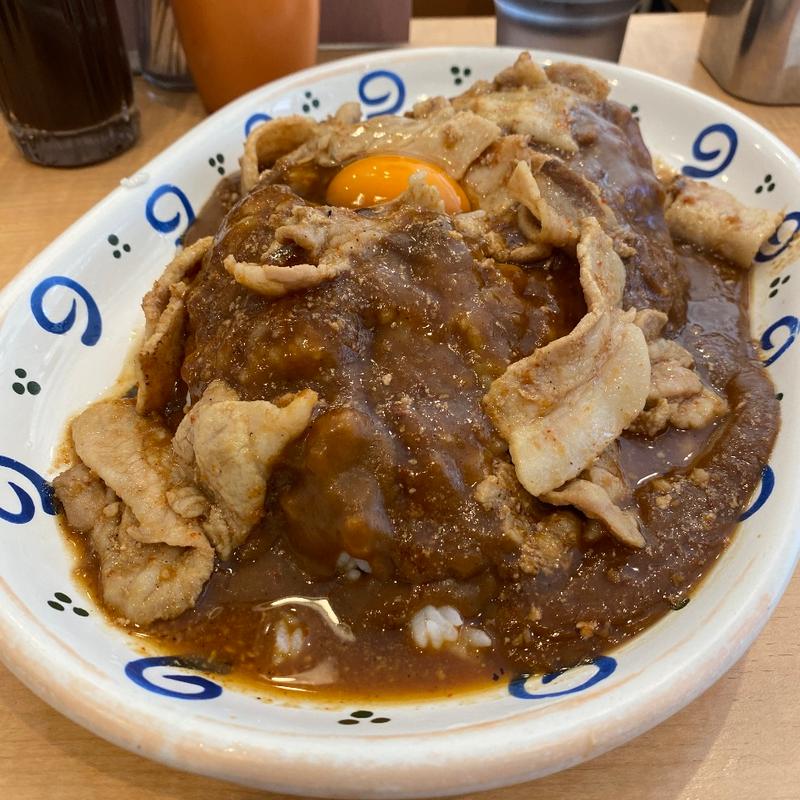 スタミナカレー生玉子入り中盛辛さ5倍(スタミナカレーの店 バーグ 吉野町店)