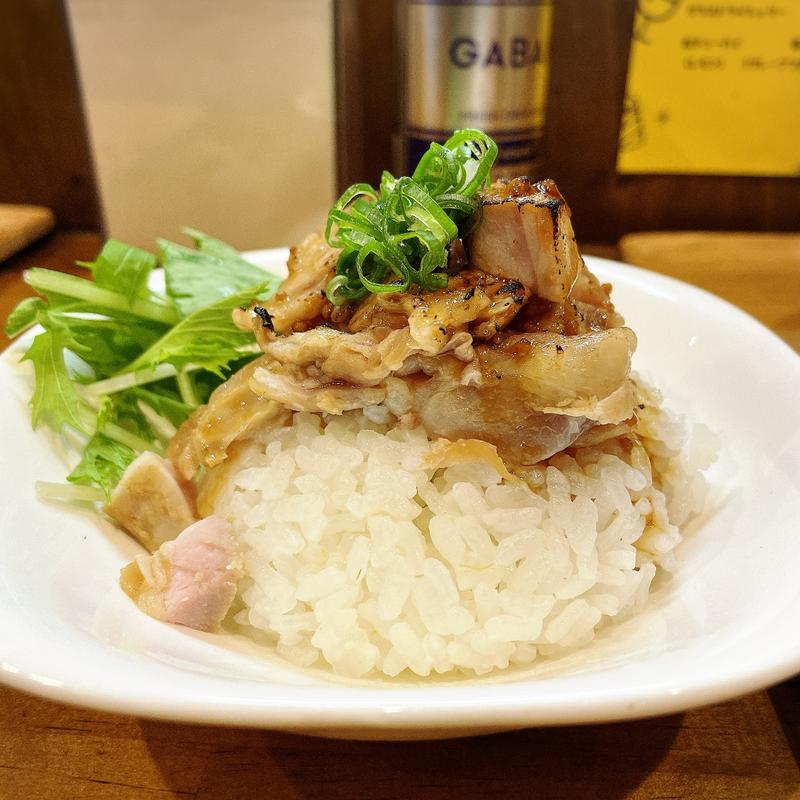りんごチャーシューのほぐし肉丼(麺屋33 （めんやさんじゅうさん）)