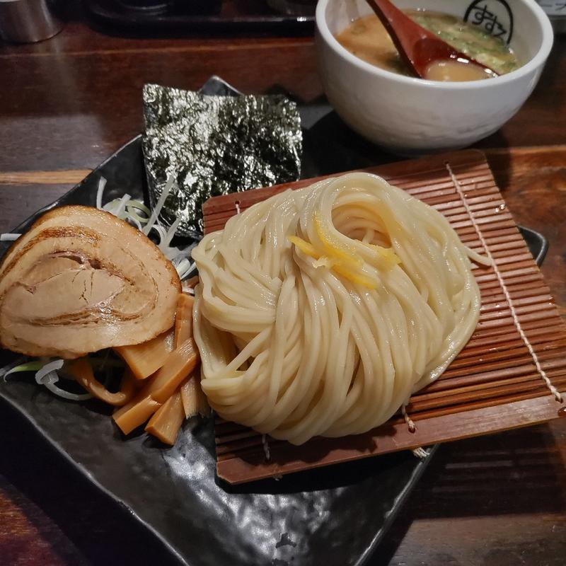 特製濃厚魚介ラーメン(麺やすする)