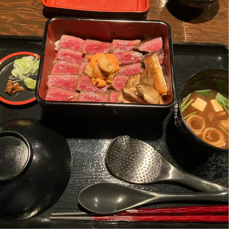 黒毛和牛と雲丹のステーキ重(海鮮料理 雲丹しゃぶしゃぶ 工藤)