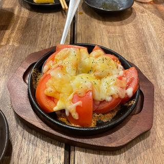 トマトチーズ焼き(名物やきとん　とみちゃん)