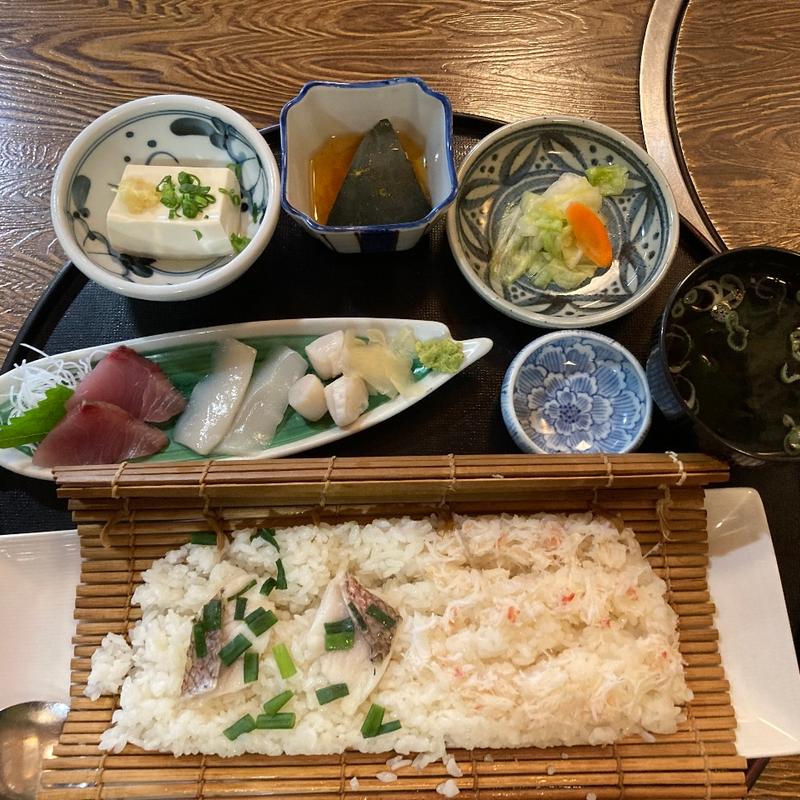 鯛ごはんとカニごはんハーフ&ハーフ(旬の味 伊藤屋 )