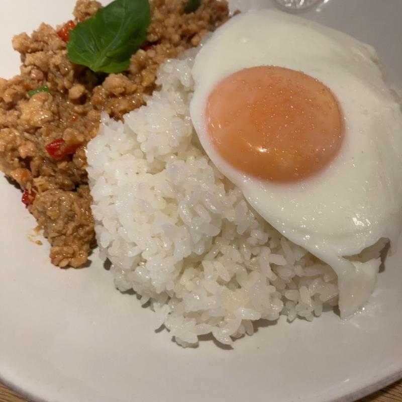 ガパオ風鶏そぼろライスとサラダ(グリージョ （grigio ）)