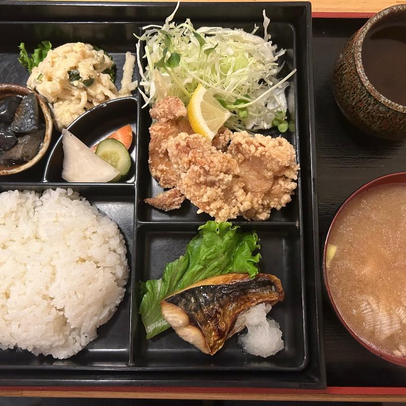 鶏の唐揚げとその日の魚料理定食(みさき )