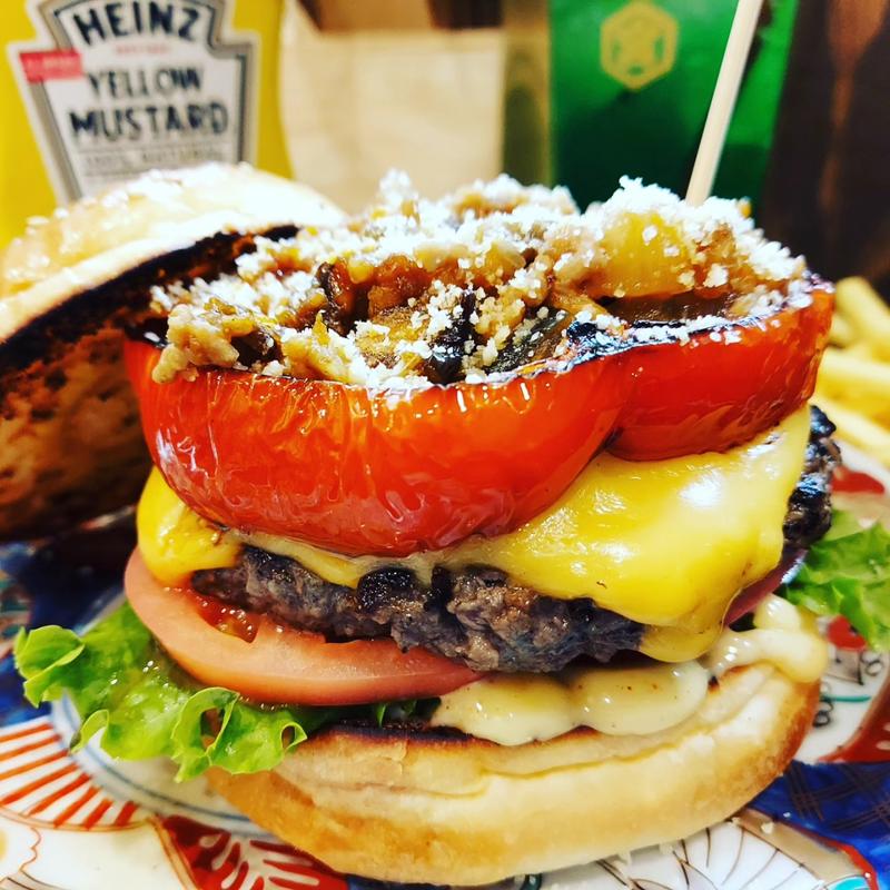 ナスのボロネーゼチーズバーガー～粉チーズをかけて～(ハンバーガーのオクノ)