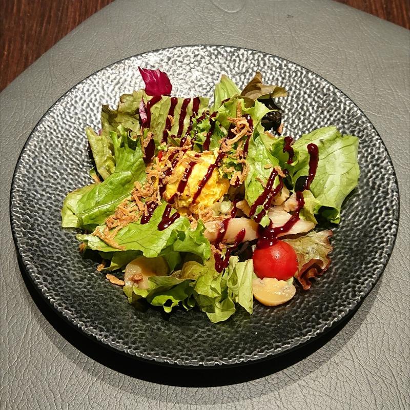 シャテーヌ栗とキノコのサラダ カシスドレッシング(TAVERN by the green)