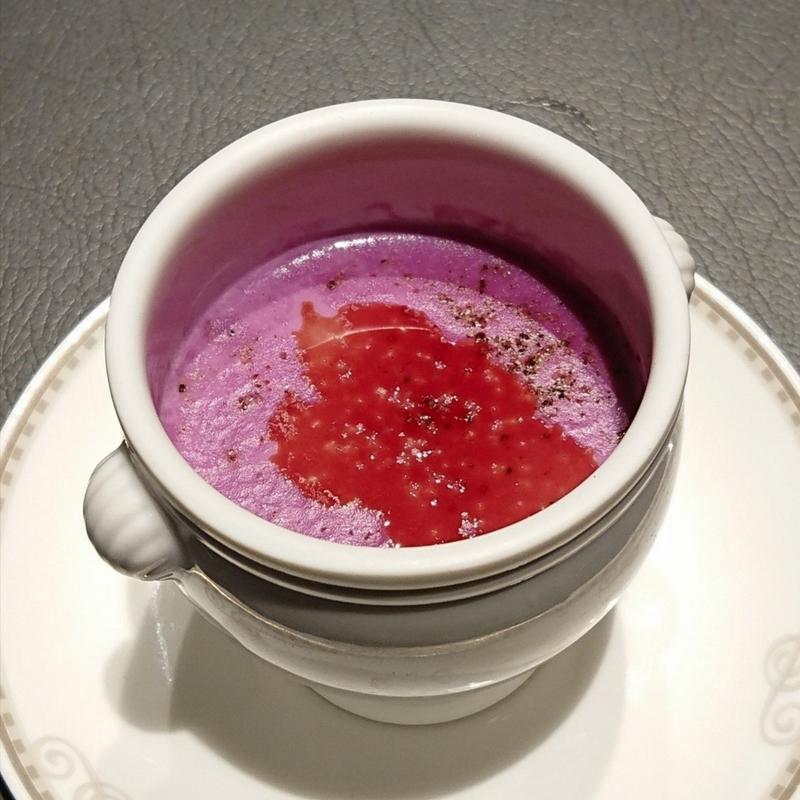 紫芋のポタージュ パンプキンシードオイル(TAVERN by the green)