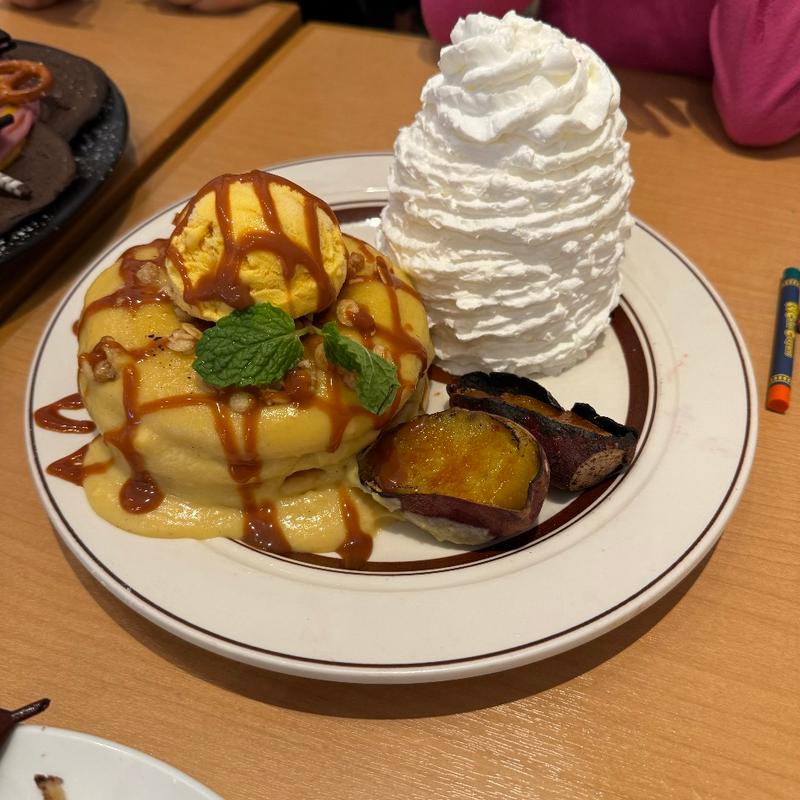 スイートポテトと焼き芋のパンケーキ(Eggs ’n Things さいたま新都心店)